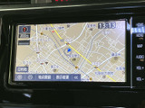 周辺の道路や地名を画面上で確認でき、現在地を把握しながら行き先を検討できます。地図の表示切り替えや地点登録にも対応し、日常のお出かけをサポートします。