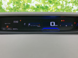 速度やシフト位置、燃料残量など、運転時に確認したい情報がまとまって表示されます。必要な表示をひと目で把握しやすく、毎日の運転をサポートします。