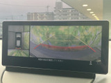 後方の映像に加えて車両周辺を見渡せる表示があり、駐車時の安全確認をサポートします。目視での確認と合わせて活用でき、狭い場所での駐車や後退時に役立つ装備です。