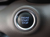 スマートキーを携帯していればキーを取り出さずにドアを施錠&解錠。クルマの始動も可能です。
