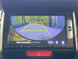 【バックカメラ】駐車時に後方がリアルタイム映像で確認できます。大型商業施設や立体駐車場での駐車時や、夜間のバック時に大活躍!運転スキルに関わらず、今や必須となった装備のひとつです