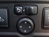 【電動格納ドアミラー】狭い駐車場で便利な電動格納ドアミラーが付いています。