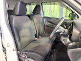 運転席まわりには十分なスペースがあり、大柄な方でもゆったり運転していただける環境です。