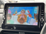 画面にはテレビ番組が表示され、映像の見やすさも伝わります。停車中の休憩時間にテレビ視聴を楽しめる装備として、待ち時間にも活用できます。