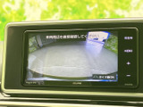 後方の様子を画面で確認でき、駐車時やバックで出庫する際の目視を補助します。ガイド線の表示もあり、車両周辺を確かめながら慎重に操作したい場面で便利です。