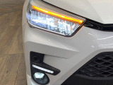【LEDヘッドライト】悪天候や夜間走行時も良好な視界を確保し安心して運転できる高輝度LEDヘッドライトを装備!点灯速度が早く、消費電力も抑えられています。