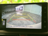 後方の映像にガイドラインが表示され、駐車時に車両と周囲との距離感を確かめる目安になります。後退時の確認を助け、車庫入れや駐車場での操作をサポートしてくれます。