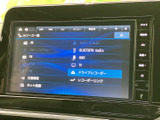 オーディオソースの一覧から、ラジオやBluetooth Audioなどを選択できます。利用できる項目を画面で確認しながら切り替えられるため、気分やシーンに合わせて車内の音楽を楽しめます。