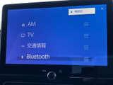 AMラジオやテレビ、交通情報、Bluetoothなどを画面から選べるメニューを表示。使いたい項目を確認しやすく、日々の移動中に音楽や情報を楽しみたい方にも便利です。