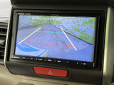 後方の映像に加えてガイド線が表示され、駐車時の後方確認をサポートします。画面上で車両後方の様子を確認できるため、駐車や切り返しの際に便利な装備です。