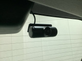 後方にもドライブレコーダーのカメラが付いています。前後両方でお車の周りを監視・記録いたします。