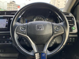 ステアリングには複数のスイッチが備わり、手元で車内機能を扱える便利な設計です。メーターや周辺の表示を確認しながら操作しやすく、日々の運転をサポートする装備が揃っています。