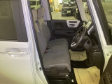運転席は、大きな座面と包み込むような背もたれがドライバーの身体全体をしっかり支えます。上質なシート素材と座り心地のよいクッションを採用し、長時間の運転やコーナーの多い道も快適です。