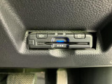カードの挿入口やボタンが手元にまとまり、カードを使う機器を扱いやすい配置です。表示も確認しやすく、乗車前後の準備や日々の利用時に便利にお使いいただけます。