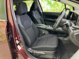 前席は身体を預けやすい形状で、運転席と助手席の間にもゆとりを感じられるレイアウトです。落ち着いた色調のシートとすっきりした足元で、毎日の乗り降りも快適にお使いいただけます。