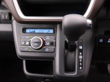 運転のしやすいインパネシフトです。運転席の足元も広くとても快適ですよ。