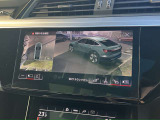 【 サラウンドビューカメラ 】車両の4つのカメラから得た映像を合成し、上空から眺めているような映像をモニターに映し出します。車両周辺の歩行者や障害物などの発見に役立ちます。