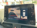 バックカメラ付き。右側は後退していくと周りが見えます。