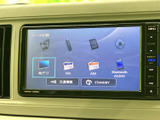 地デジやFM・AM、USB、Bluetooth AUDIOなど、複数の音源が画面に並びます。使いたい項目を見つけやすく、音楽やラジオを楽しみたい日常の場面で活躍します。