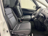 ゆったりと座れる運転席シートですのでストレスなく運転が出来ますよ!