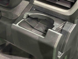 回転式カップホルダー(運転席)は角型パック,ペットボトルなどの丸型に対応。閉じればスマートフォン立てにも使用できます。