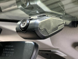 車内に設置されたカメラが後方確認をサポートし、駐車時などに周囲を確かめるための装備です。視界を補う機器として、車庫入れや狭い場所での取り回しに役立ちます。