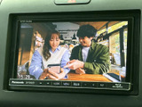 停車中に映像やテレビ番組を視聴できる画面を備えています。お出かけ先での休憩時間にも活用でき、車内で過ごすひとときに楽しみを添えてくれる便利な装備です。