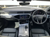 内装はシンプルに使い勝手を考え作られています。お車を運転する感覚をダイレクトに体感して頂けます。室内も広くロングドライブにも快適にお過ごしいただけます。