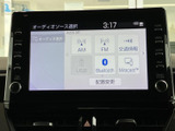 AM・FMやBluetoothなど複数の音源を画面から選べます。表示項目が整理されていて切り替え先を確認しやすく、普段使う音楽や音声に合わせて選択できます。