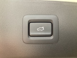 パワーリフトゲートは運転席とリフトゲート側、さらにアドバンストキーでも開閉が可能!開度は無段階にメモリー設定もできます。ゲート内側にタッチセンサーを配置し、手などを挟み込む危険を低減します。
