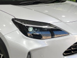 【LEDヘッドライト】悪天候や夜間走行時も良好な視界を確保し安心して運転できる高輝度LEDヘッドライトを装備!点灯速度が早く、消費電力も抑えられています。