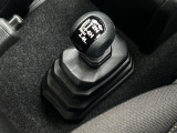 【トランスファーレバー(パートタイム4WD)】路面状況などに応じて2WDと4WDを任意に切り替えて走行できます!※各走行モードについては店舗スタッフにお尋ねください。