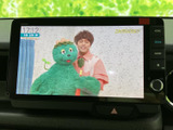 テレビ番組を画面で楽しめる装備です。停車中の休憩時間に映像を視聴でき、画面内に時刻も表示されるため、待ち時間を過ごす際にも便利にお使いいただけます。