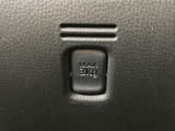 荷物を置く場所には、積載量の目安が表示されており、使用前に確認できます。車内の装備に関する注意書きも記載されているので、日常的に荷物を載せる際にも確認しながら活用できます。