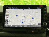 地図が画面いっぱいに表示され、現在地や周辺の道路を確認しやすいレイアウトです。メニュー類も画面下部にまとまり、目的地の設定や地図の確認を進めやすくなっています。