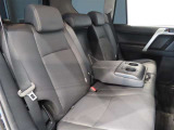 ゆったりした後席シート。中央は引き出すとアームレストにすることもできます。