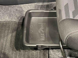 靴などが収納できる便利な助手席シートアンダートレイが付いてます