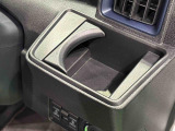 運転席側掘り込み式カップホルダー