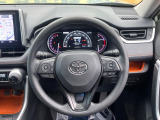 インテリアに合わせたデザインのステアリングは、運転される方のことも考え、運転しやすい形状、大きさです。是非一度、実際に触ってお確かめください。