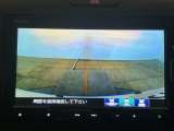【バックカメラ】運転が苦手な方も車庫入れラクラクです!ギアをリバースに入れれば自動的に切り換わりますので、面倒な操作は不要です♪狭い駐車場もお車を傷つけず安心ですね!