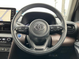 手元には複数のスイッチが配置され、運転姿勢を大きく変えずに各種操作を行いやすい仕様です。握りやすい円形の形状で、日々の運転時にも自然にお使いいただけます。