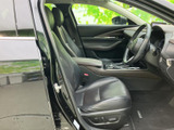 運転席まわりを見渡しやすく、シートに腰掛けた際も前方の視界を確保しやすい室内です。落ち着いた色調でまとまり、ドアを開けたときも清潔感のある印象を受けます。