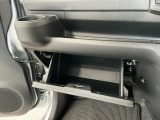 【収納部】パッと手に取りたい小物の置き場に便利。その他、沢山の収納部がございます。