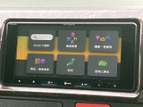 検索や履歴、登録地など複数のメニューを画面上で選べるナビゲーションを装備。目的に合わせて項目を探しやすく、お出かけ前のルート確認や行き先設定をサポートします。