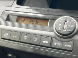 【オートエアコン】一度お好みの温度に設定すれば、車内の温度を検知し風量や温度を自動で調整。暑い&hellip;寒い&hellip;と何度もスイッチ操作をする必要はありません。快適な車内空間には必須の機能ですね♪