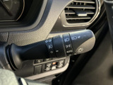 レバーには照明関連の表示がまとめられ、運転席から目に入りやすい配置です。必要な表示を確認しやすく、日常の運転時に扱う機能を手元で把握できます。
