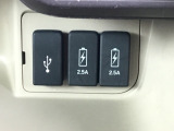 USBチャージャー付きで、スマホなどの充電が手軽に行えます。日常使いにうれしい装備です。