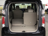 後席は分割可倒式で、用途に合わせてアレンジ可能。荷物の量や乗車人数に応じて柔軟に使える便利なシートです。