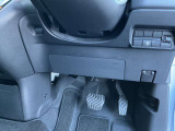駐車ブレーキは指で操作する電動式です