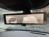 【スマートルームミラー】後方の映像を高精細モニターに映し出し、荷物や乗員で視界が遮られても安全に確認可能。夜間や雨天でもクリアな視界を確保する先進装備です。